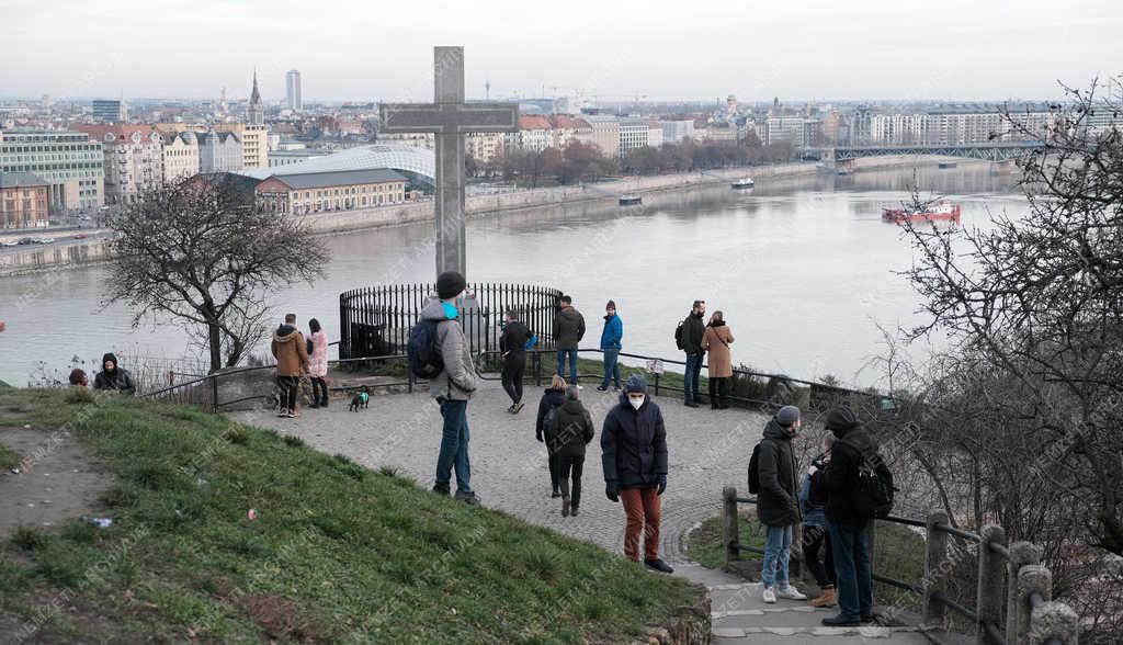 Turizmus - Budapest - Turisták a Gellért-hegyen