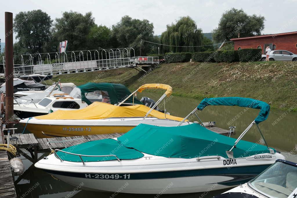 Közlekedés - Szabadidő - Yacht kikötő Nagymaroson