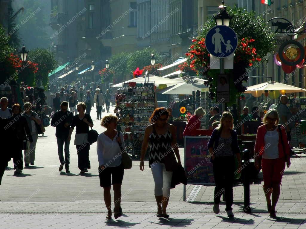 Idegenforgalom - Budapest - Turisták a Váci utcában