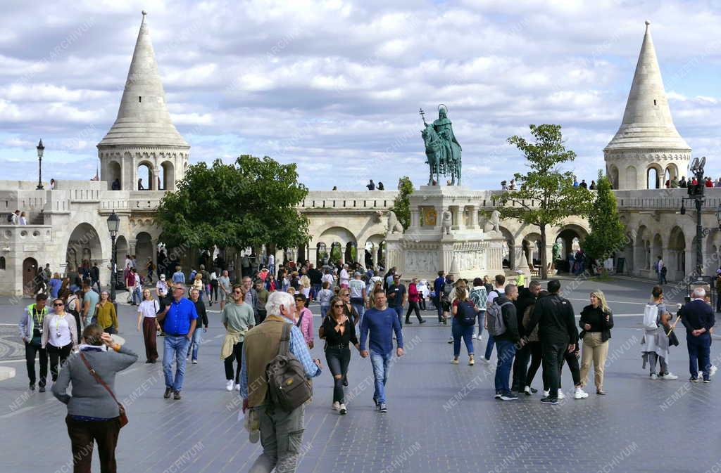 Idegenforgalom - Budapest - Turisták a Budai Várban