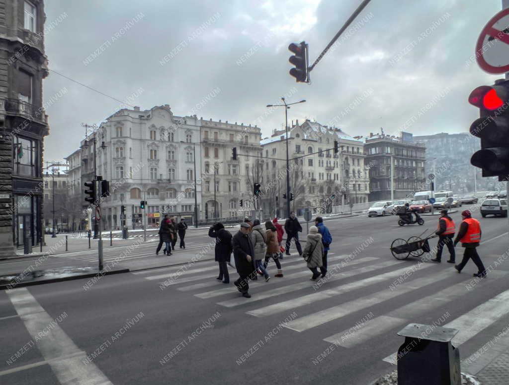 Városkép - Budapest - Új gyalogátkelőhely a Váci utcánál