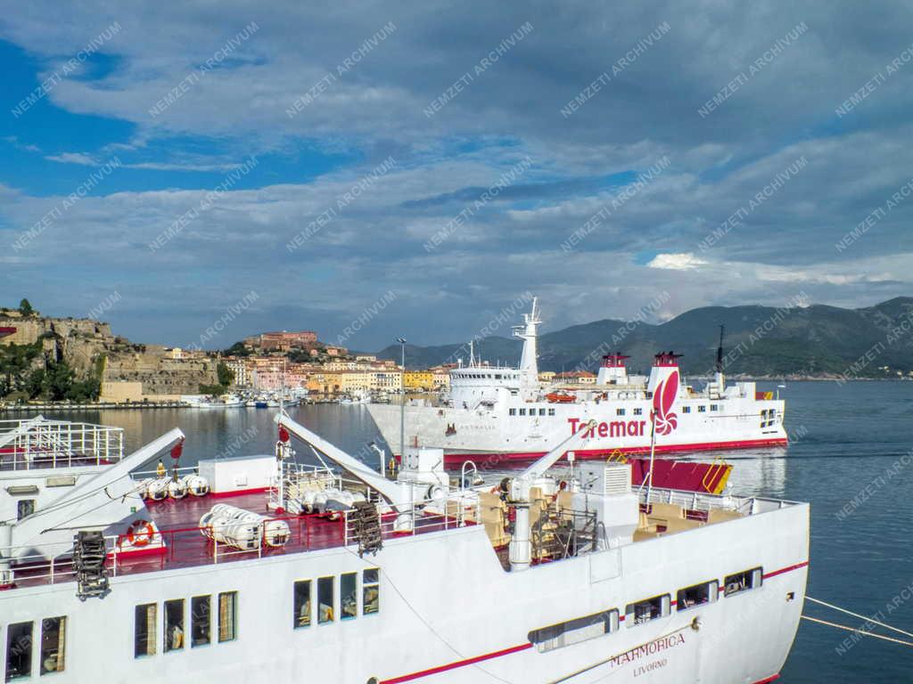 Vízi közlekedés - Elba - Komphajó érkezik Portoferraio kikötőjébe