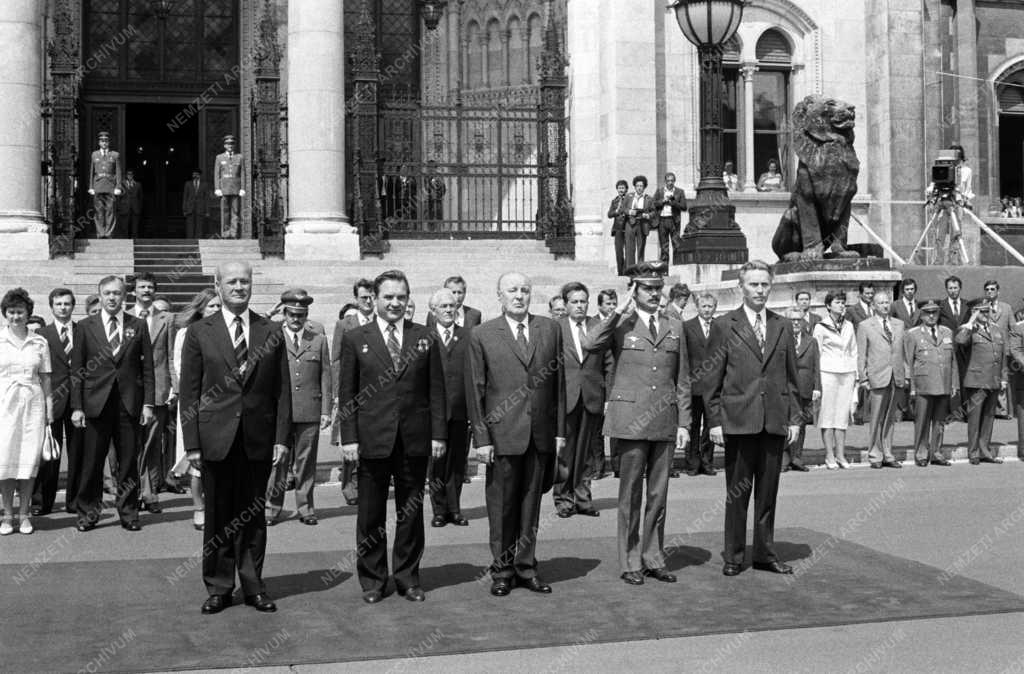 Külpolitika - Tudomány - Űrhajósok fogadása a Parlament előtt