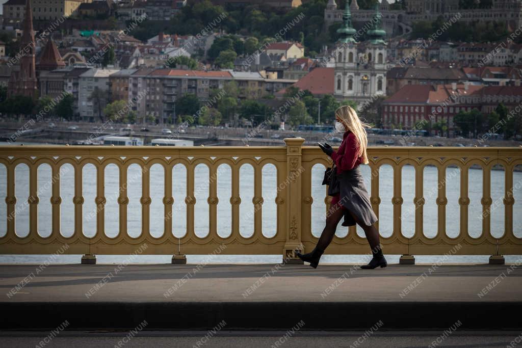 Közlekedés - Budapest - Védőmaszk használat