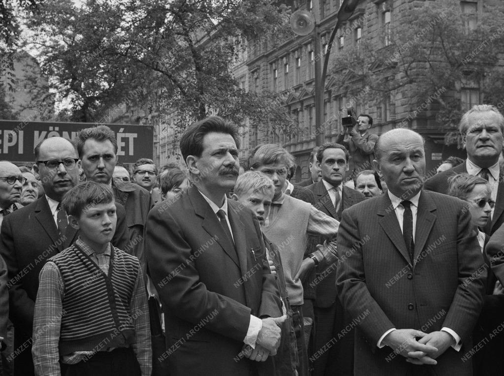 Megnyílt az 1965. évi ünnepi könyvhét