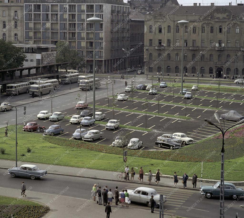 Közlekedés - Parkoló az Engels téren