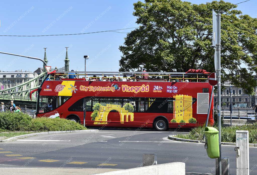 Idegenforgalom - Közlekedés - Hop on Hop off városnéző busz Budapesten