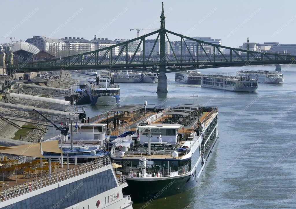 Idegenforgalom - Turistákat szállító külföldi hotelhajók újra a Duna folyón Budapestnél