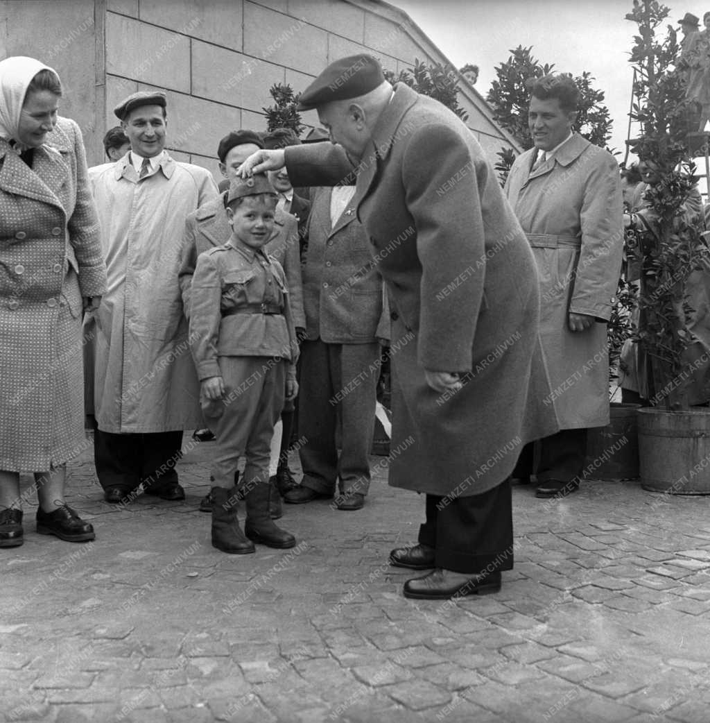 Belpolitika - Rákosi Mátyás egy ünneplő családdal