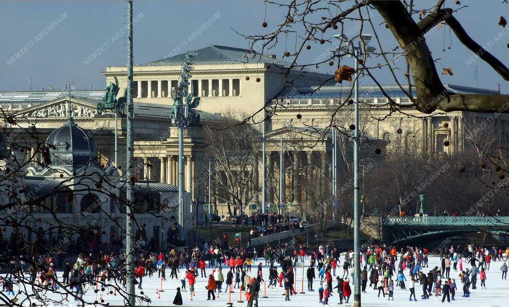 Városkép - Budapest - Korcsolyázók a városligeti Műjégpályán