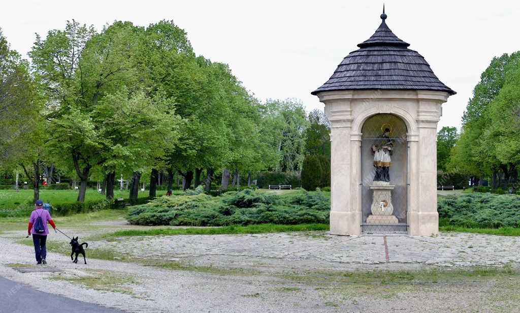 Városkép - Budapest - Nagytétény - Gloriette, Nepomuki Szent János szobrával