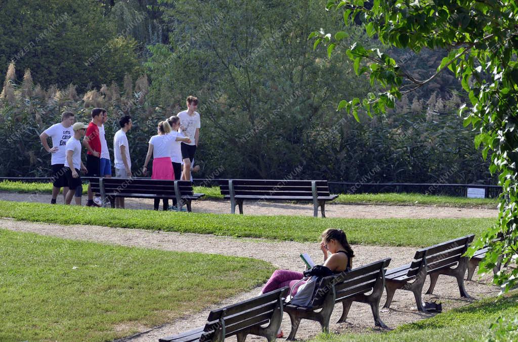 Életkép - Budapest - Fiatalok a Feneketlen tónál