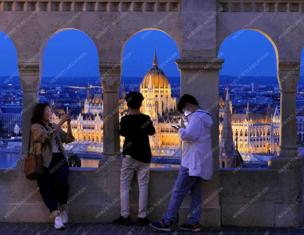 Városkép - Budapest - Esti fényben az Országház