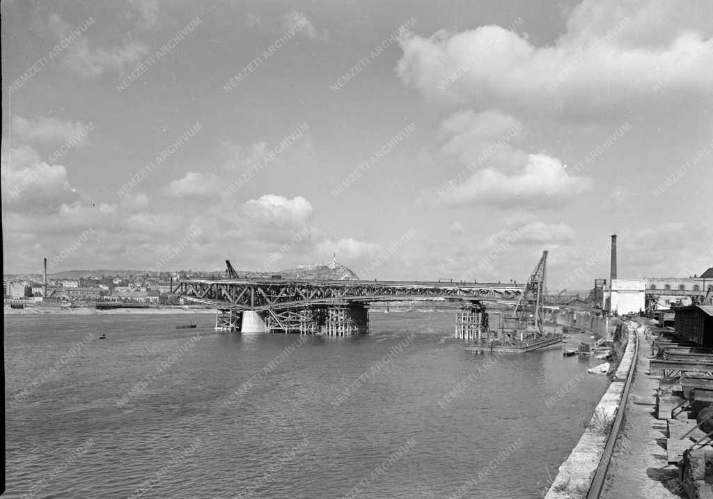 Ipar - Épül a Boráros téri híd