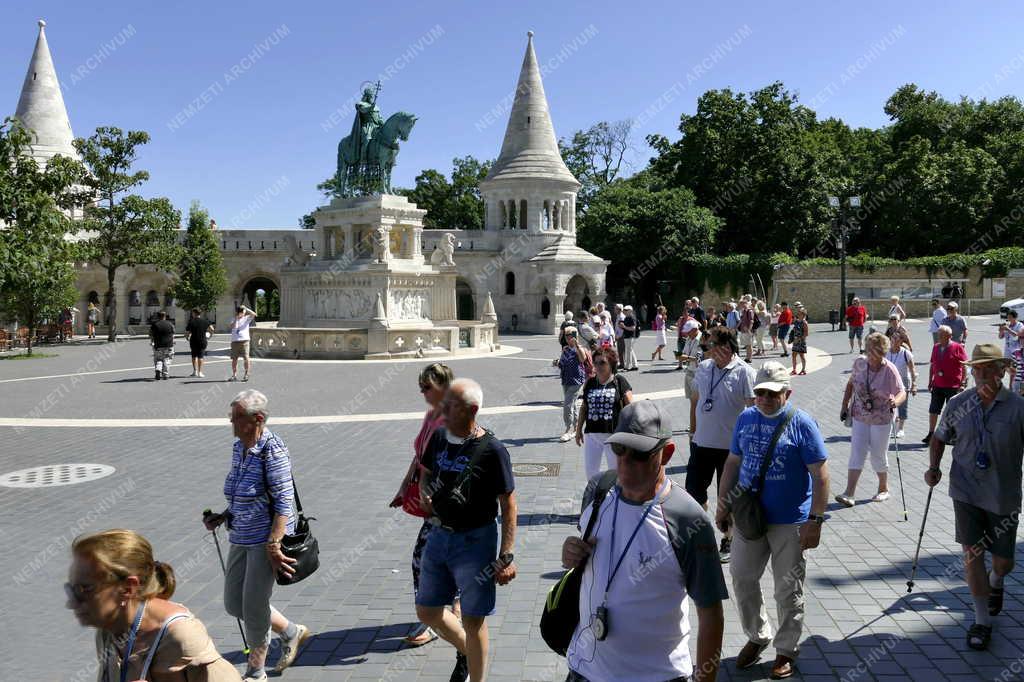 Idegenforgalom - Budapest - Turisták a budai Várban