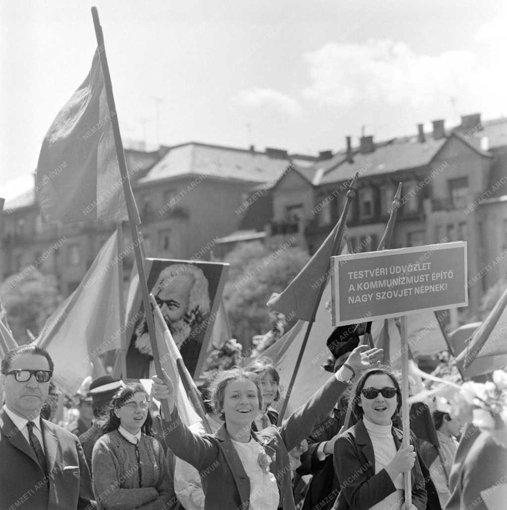 Történelem - Ünnep - Május elsejei felvonulás