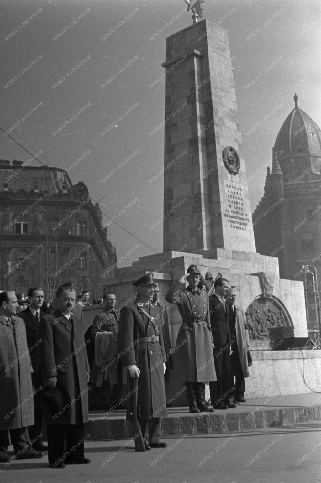 A FELSZAB. ÉVFORD Szabadság tér