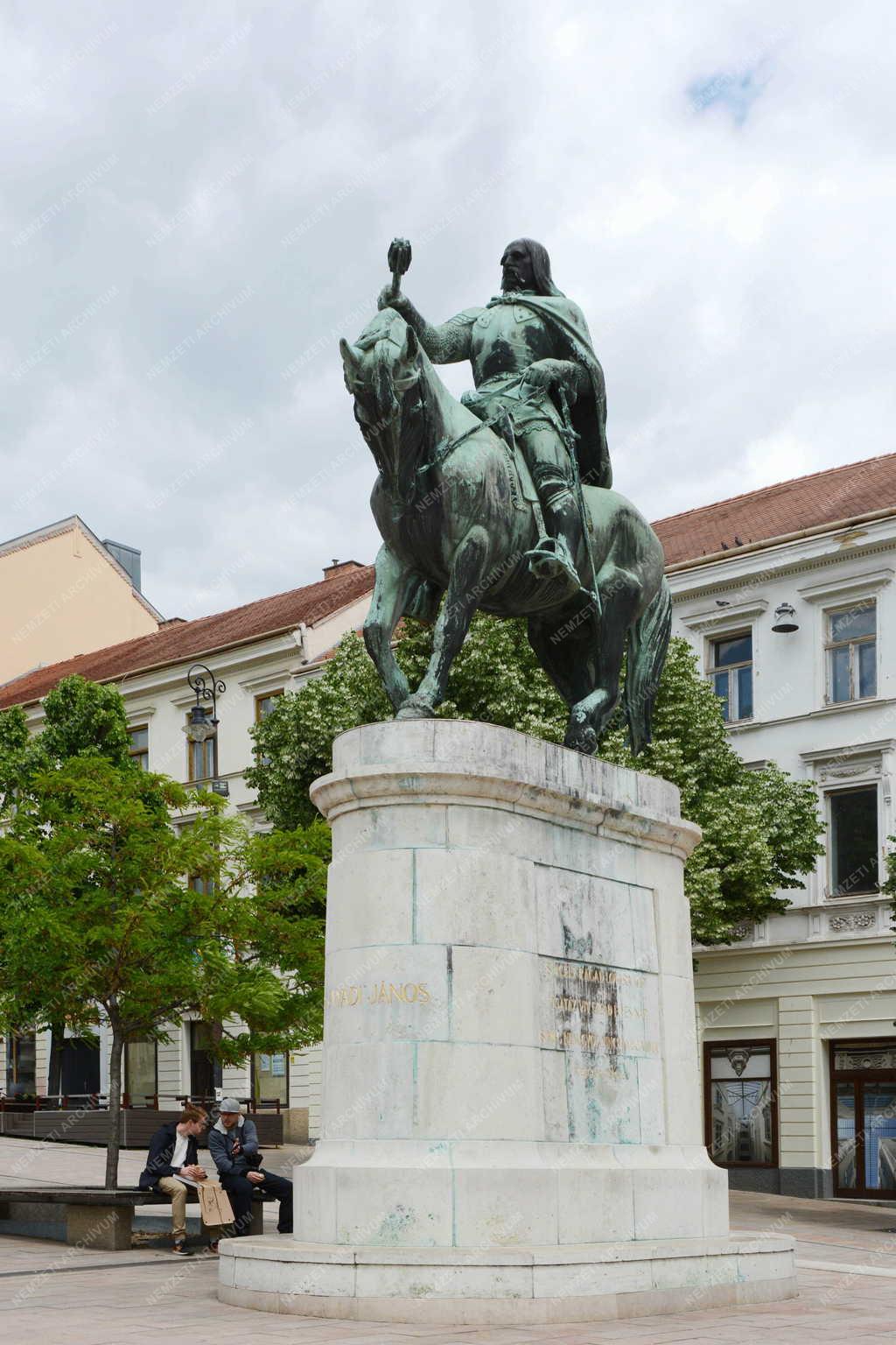 Városkép - Pécs - Hunyadi János szobor