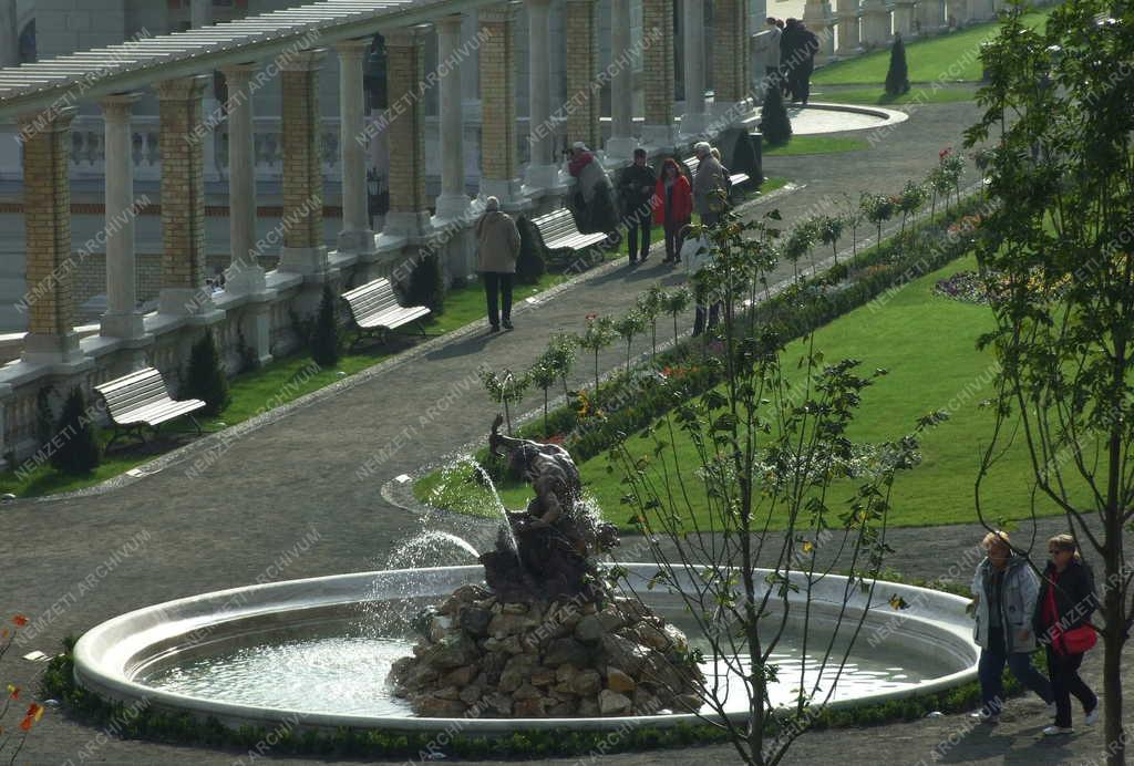 Turizmus - Budapest - Turisták a Várkert Bazár díszkertjében