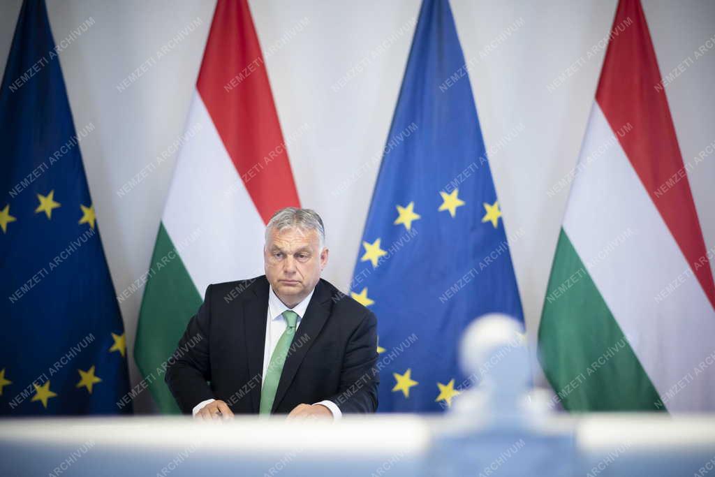 Orbán Viktor a kétnapos uniós csúcstalálkozót előkészítő videókonferencián vett részt