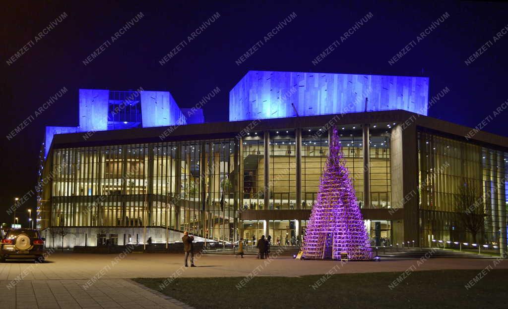 Kulturális központ - Budapest - A Művészetek Palotája díszkivilágításban