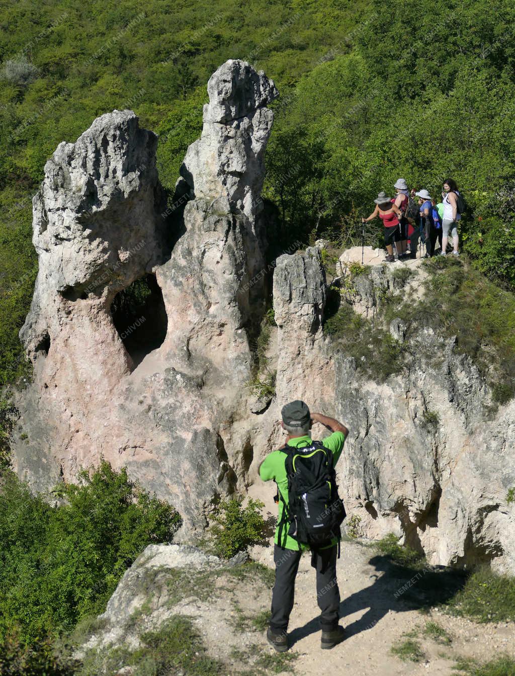 Turizmus – Pilisborosjenő – Látogatók a Teve-sziklánál