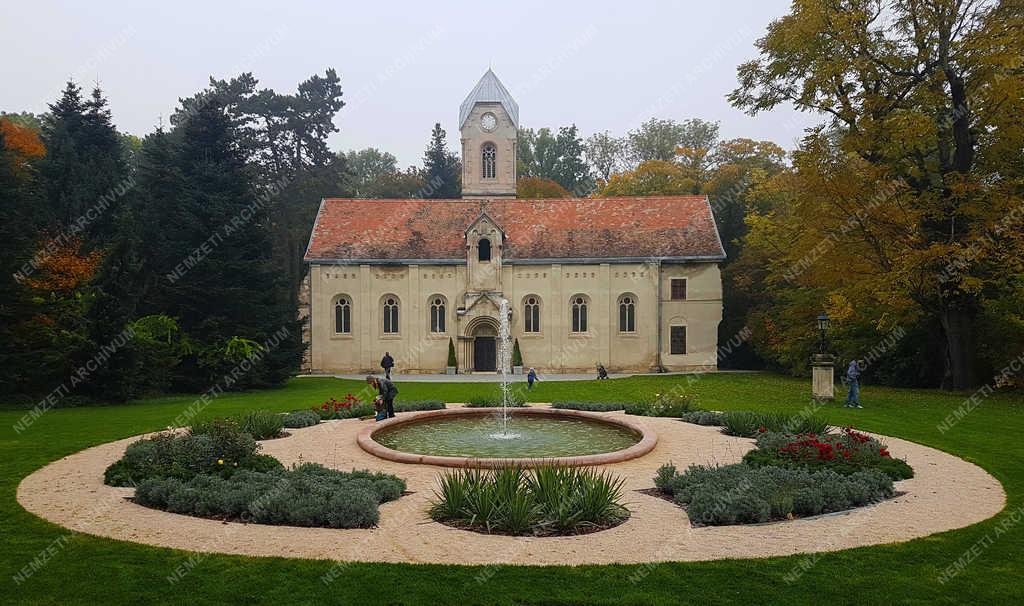 Egyházi épület - Alcsútdoboz - A kastélypark kápolnája