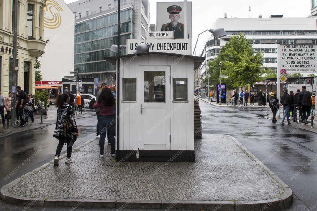 Történelmi helyszín - Berlin - A Checkpoint Charlie határátkelő