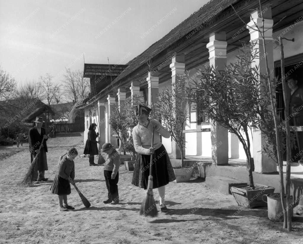 Ünnep - Ünnepi nagytakarítás a parasztgazda portáján