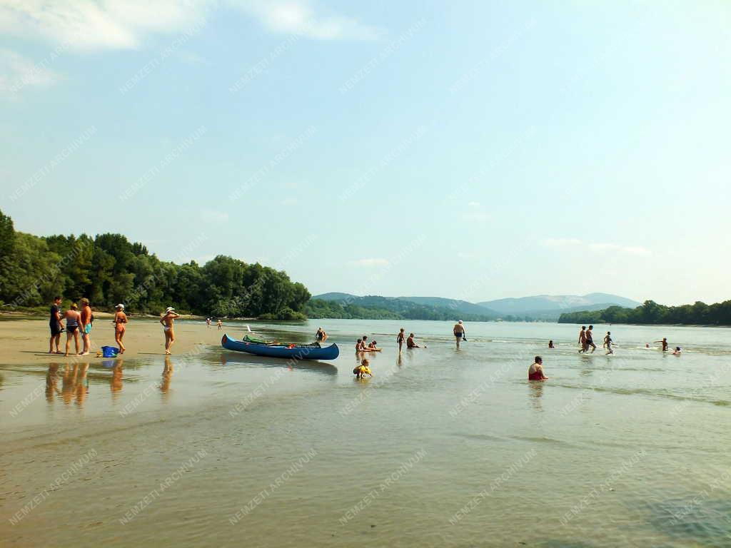 Szabadidő - Nagymaros - Strandolók és kenus vízitúrázók