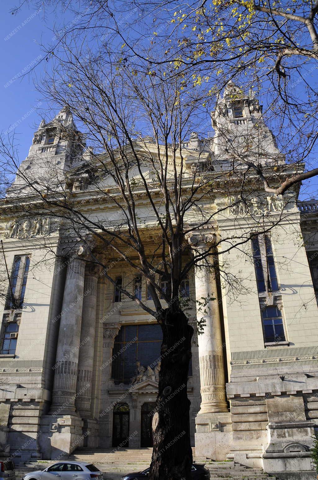 Műemlékvédelem - Budapest - Felújításra vár az egykori Tőzsde palota