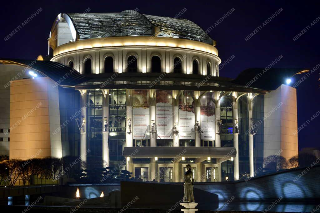 Épület - Budapest - A Nemzeti Színház díszkivilágításban