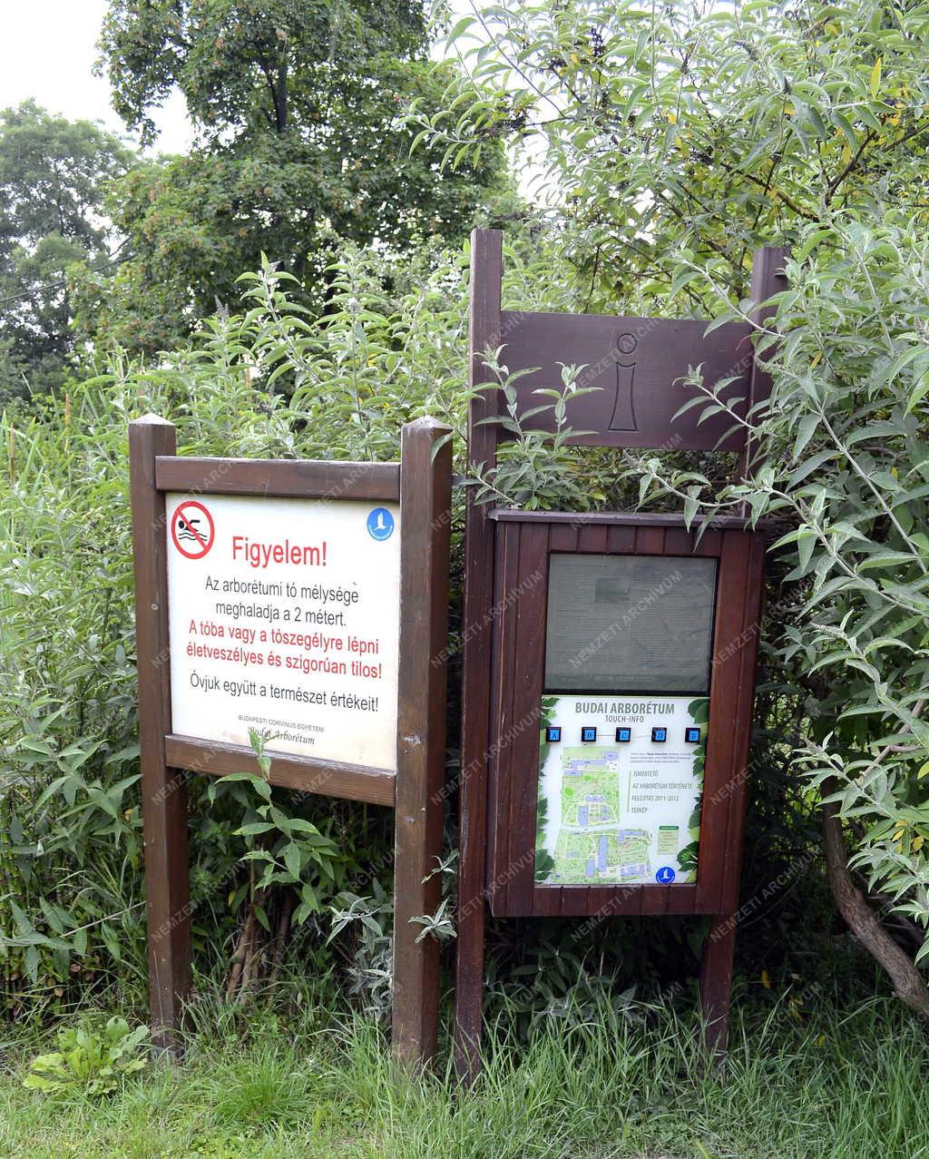 Tárgy - Budapest - A Budai Arborétum tájékoztató táblái