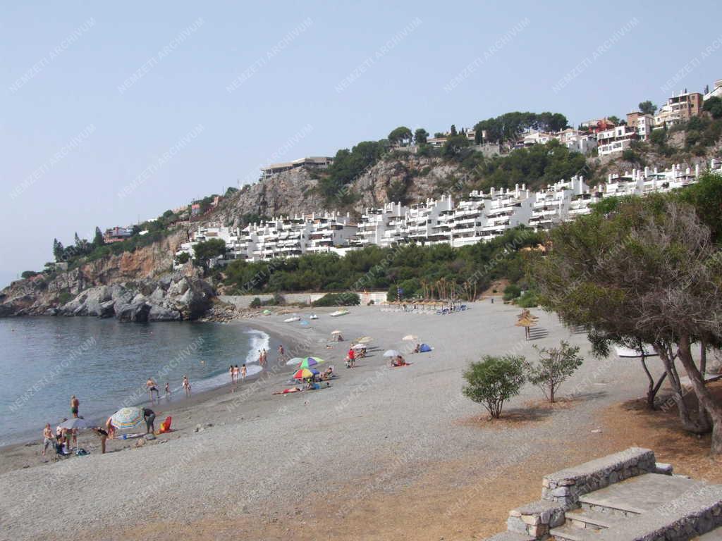 Városkép - A  Burriana strand Nerja városánál