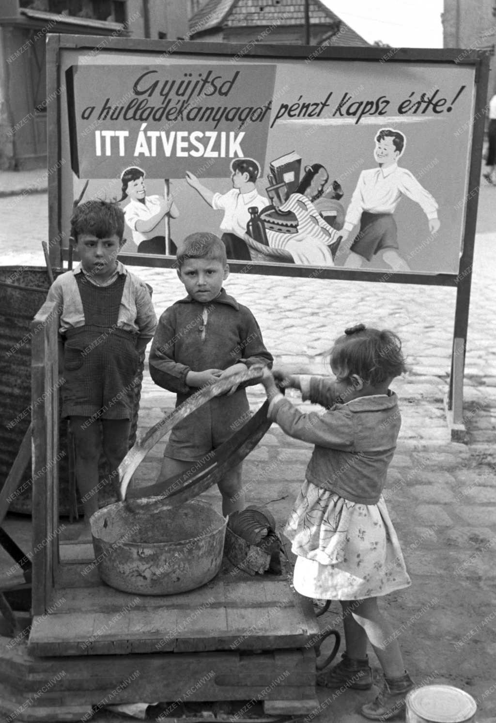 Életkép - Gyerekek fémhulladékot visznek az átvevőhelyre