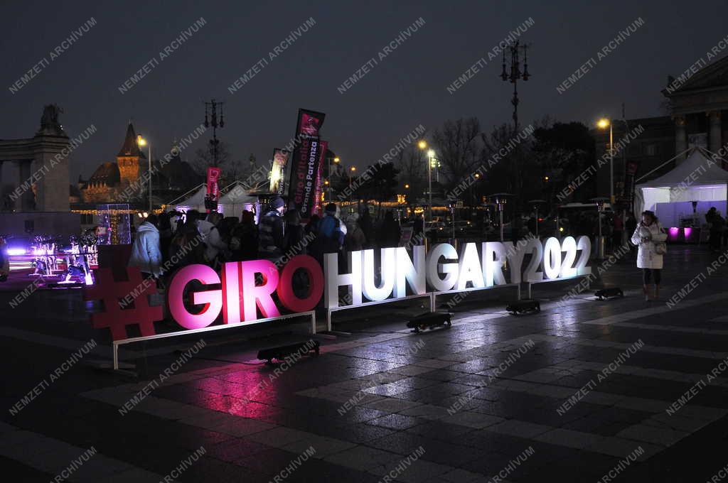 Sport - Városkép - Flashmob  - Száz kerékpár a Hősök terén