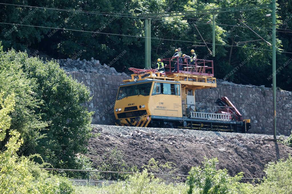 Közlekedés - Nagymaros - Lezárták a 12-es főútat Nagymaros és Zebegény között