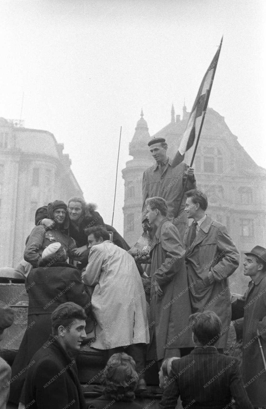 Ötvenhat emléke - Tüntetők a Vásárcsarnok előtt