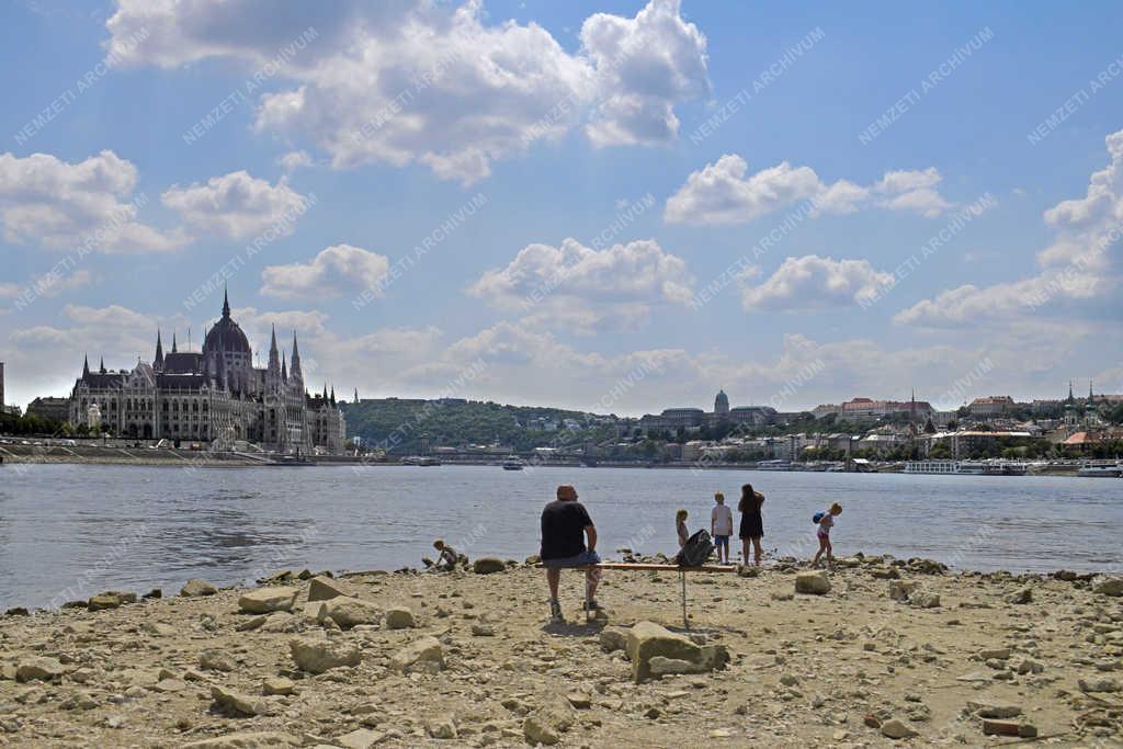 Városkép - Budapest - Alacsony a Duna vízszintje