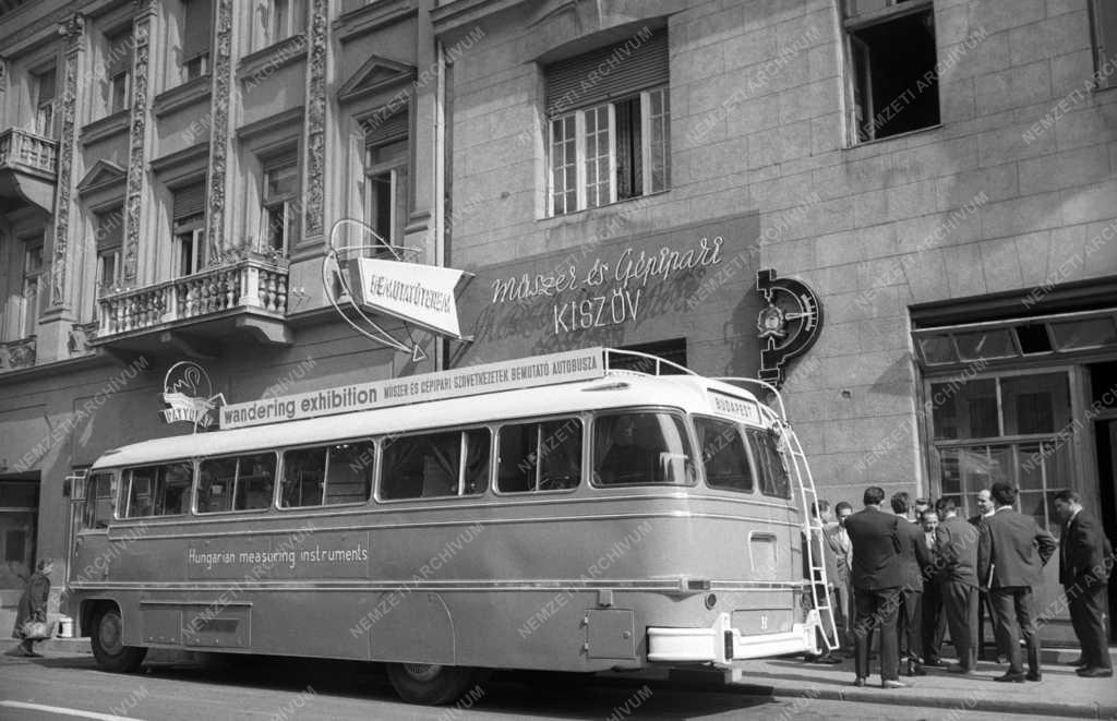 Ipar - A Budapesti Műszer és Gépipari KISZÖV mozgó kiállítása