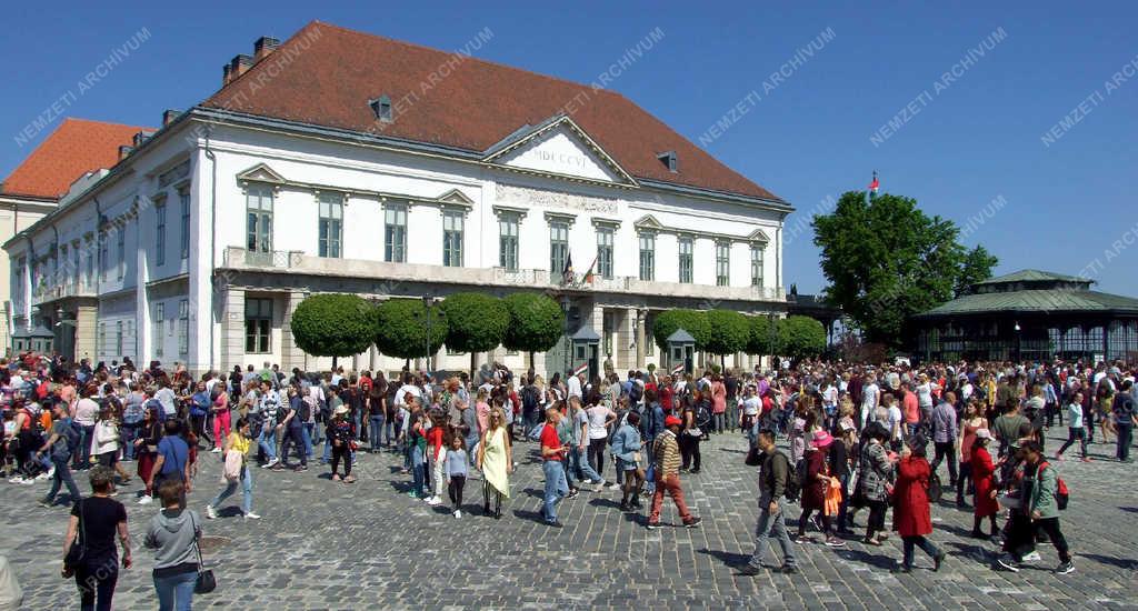 Idegenforgalom - Budapest - Külföldi turisták a Várban