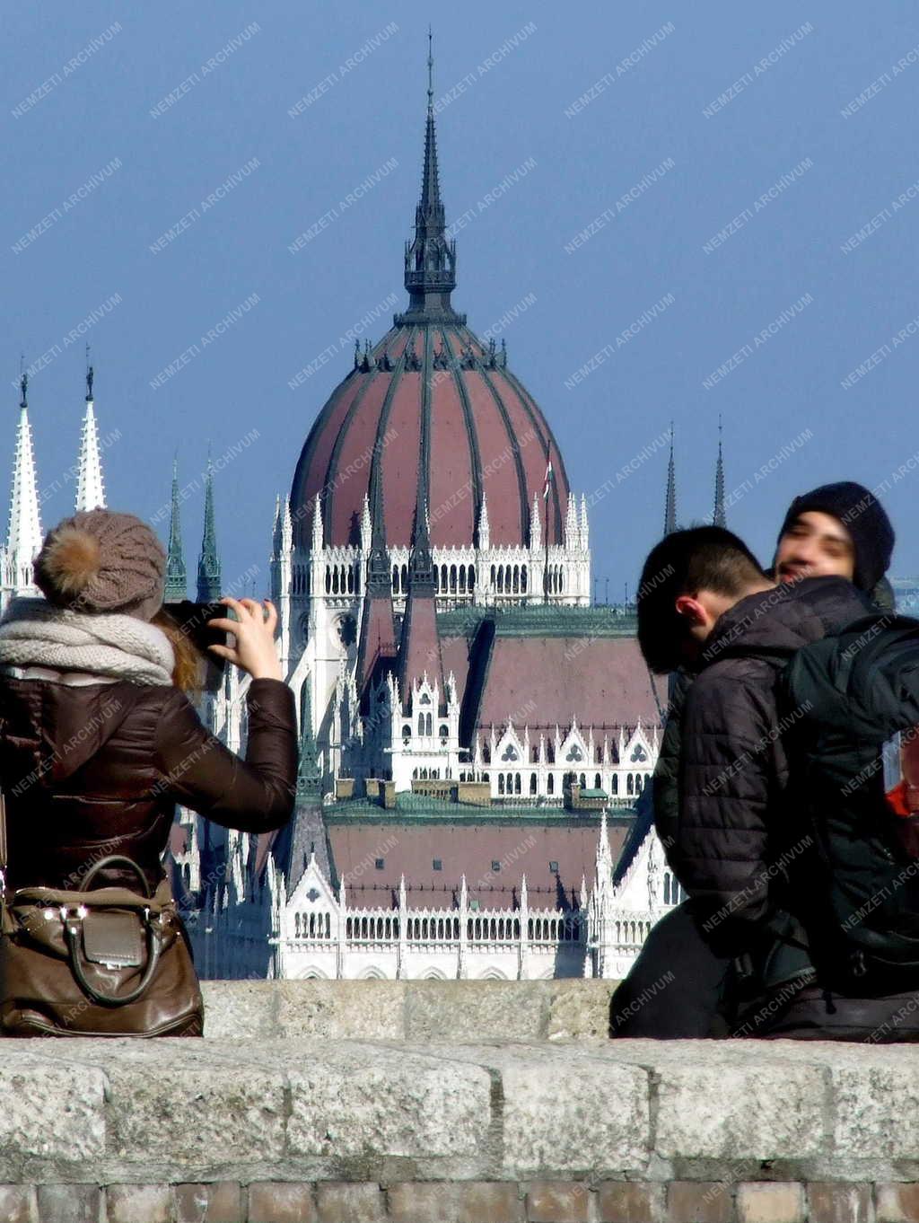 Turizmus - Budapest - Városnézők a Várban