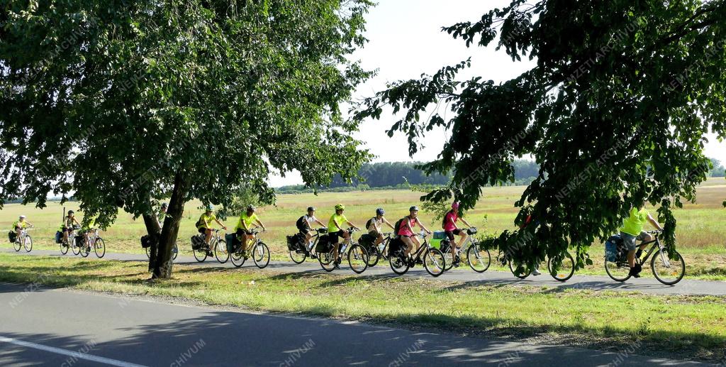 Turizmus - Vésztő - Kerékpáron túrázó fiatalok