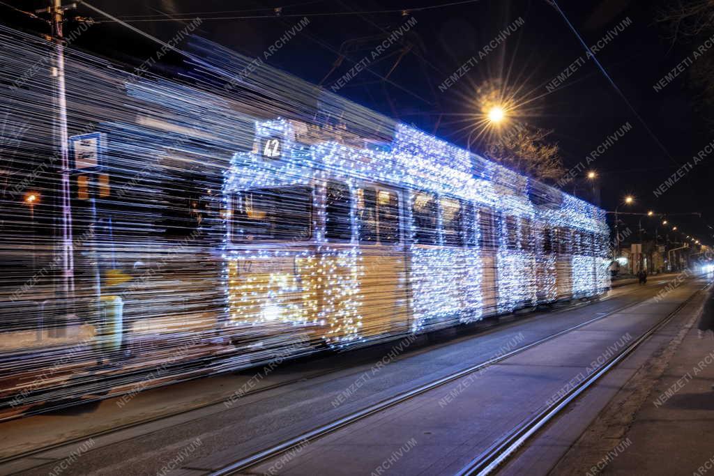 Közlekedés - Budapest - Karácsonyi fényfüzérrel feldíszített villamos