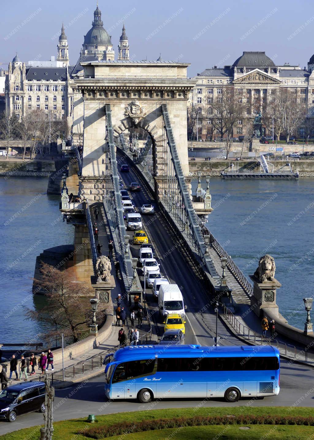 Közlekedés - Budapest - Részleges forgalom a Lánchídon