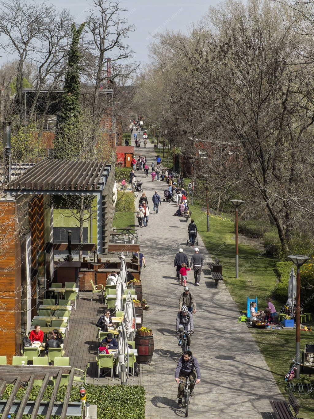 Budapest - Kirándulók a Kopaszi-gáton