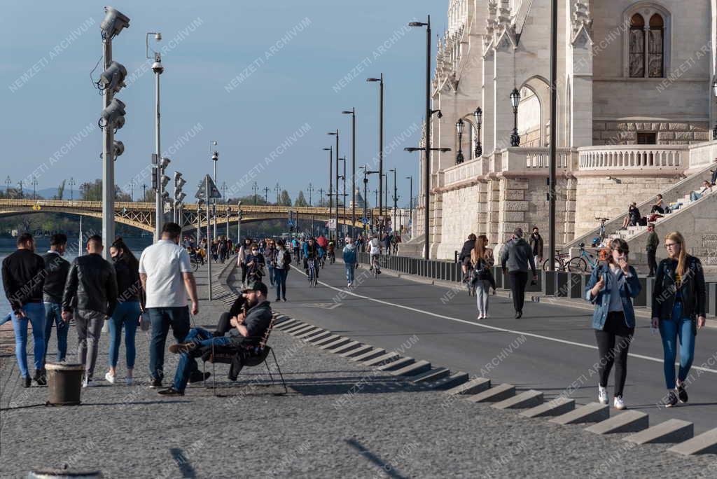 Közlekedés - Budapest - Hétvégére autómentes a pesti alsó rakpart