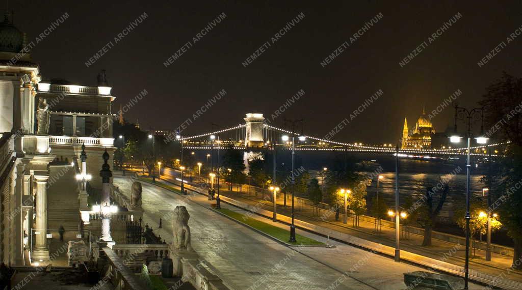 Műemlék - Budapest - A Várkert Bazár esti kivilágításban