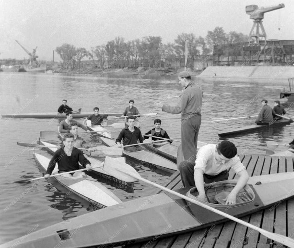 Sport – Kajak - Kajakosok edzése a Ganz-Mávag Gyár sportkörében