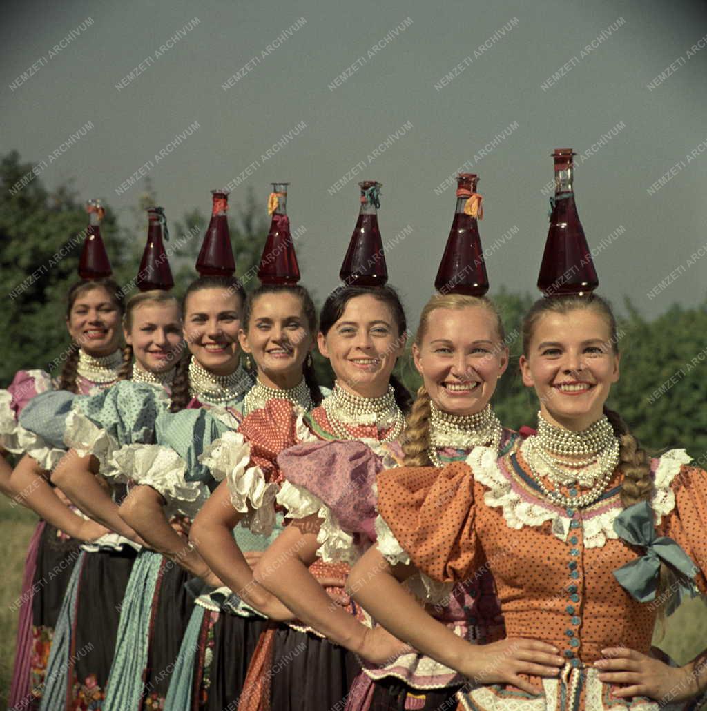 Kultúra - Folklór - Magyar Állami Népi Együttes - Üvegestánc